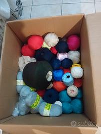 gomitoli di lana  grandi e piccoli 
