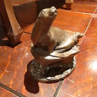 Scultura in bronzo con otarie