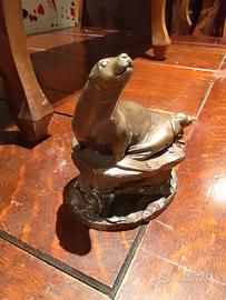 Scultura in bronzo con otarie