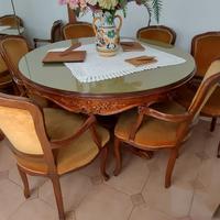 Tavolo in legno intarsiato e sedie