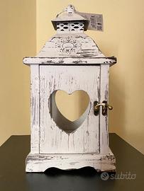 Lanterna portacandela in legno e ferro.