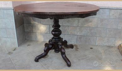 Tavolo a medaglione con piede centrale in noce