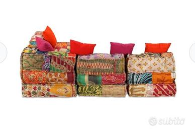 Divano con cuscini colorati 