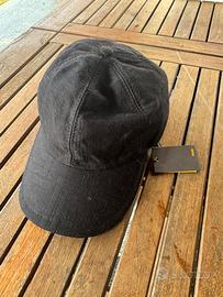 Cappellino Fendi nero nuovo con cartellino