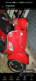 Vespa rossa piaggio gts 300