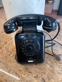 Telefono antico di bachelite a parete