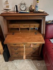 scrivania con cassetti 