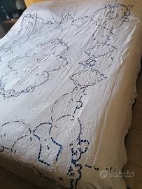 Copriletto lino ad intaglio