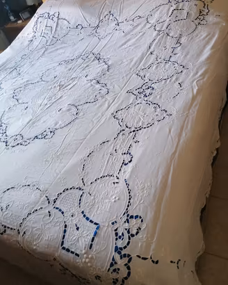 Copriletto lino ad intaglio