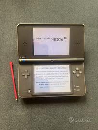 Nintendo DSi XL console con cavo e stylo