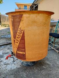 contenitore in vetroresina da 200 litri per vino