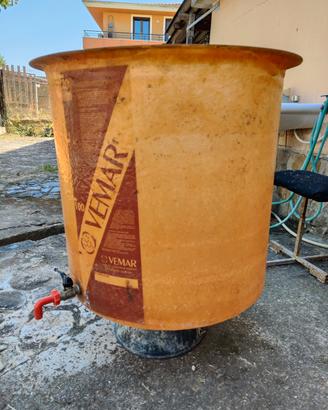 contenitore in vetroresina da 200 litri per vino