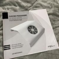 Cuscino con aspirazione per unghie