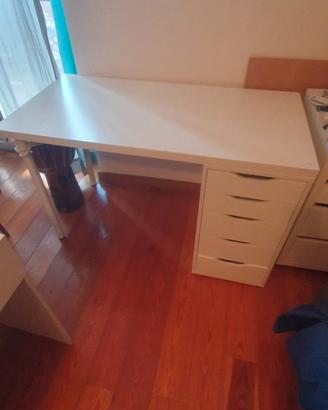 Scrivania Ikea con cassettiera