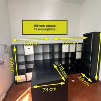 Scrivania nera moderna con mensole ikea