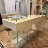 Arredamento completo per negozio d’abbigliamento