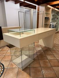 Arredamento completo per negozio d’abbigliamento