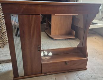 Specchiera mobile sopra lavabo