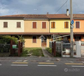 VILLA A SCHIERA CENTRALE A CARBONERA