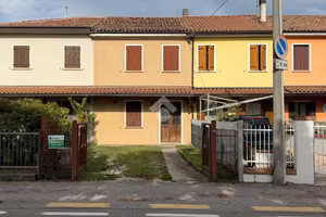 VILLA A SCHIERA CENTRALE A CARBONERA
