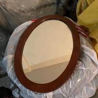Specchio ovale con cornice in legno