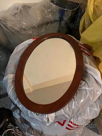 Specchio ovale con cornice in legno