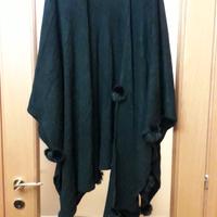 Scialle nero nuovo con pelliccia