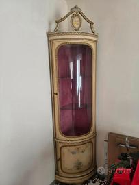 Elegante vetrina angolare stile veneziano dipinta