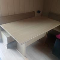 Tavola con panca ad angolo e sedie