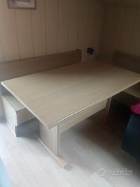 Tavola con panca ad angolo e sedie