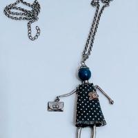 Collana lunga con ciondolo bambolina fashion