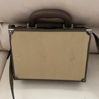 Borsa vintage rigida Fendi con specchio all’intern