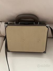 Borsa vintage rigida Fendi con specchio all’intern