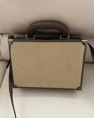 Borsa vintage rigida Fendi con specchio all’intern