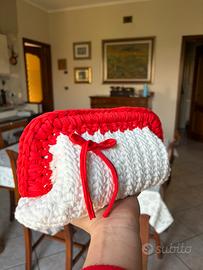 Clutch all’uncinetto fatta a mano