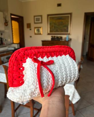 Clutch all’uncinetto fatta a mano
