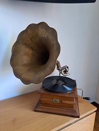 Grammofono a tromba d'epoca con diaframma HMV