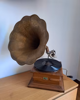 Grammofono a tromba d'epoca con diaframma HMV