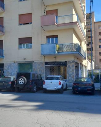 NOTARBARTOLO:LOCALE COMMERCIALE 3 LIVELLI