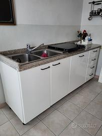 Blocco cucina con piano in marmo