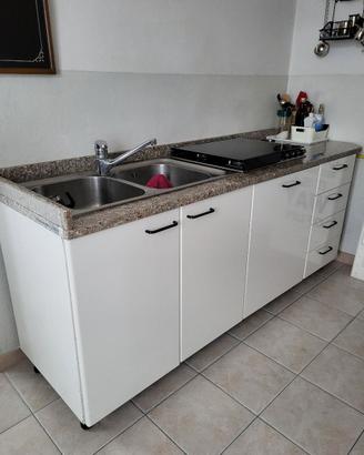 Blocco cucina con piano in marmo