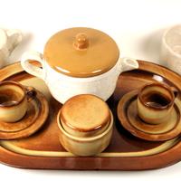 Servizio da colazione in ceramica.