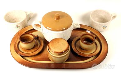 Servizio da colazione in ceramica.