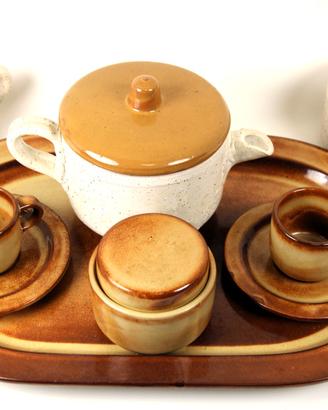 Servizio da colazione in ceramica.