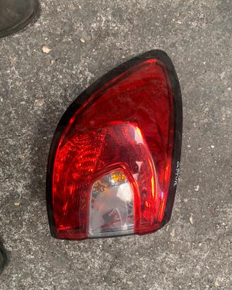 FARO POSTERIORE SINISTRO RENAULT CAPTUR ANNO:2015