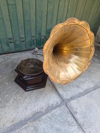 grammofono d'epoca con tromba "voce del padrone"
