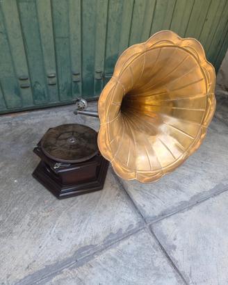 grammofono d'epoca con tromba "voce del padrone"