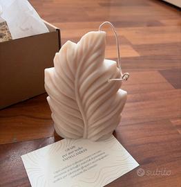 candela a forma di foglia fatta a mano color panna