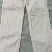 Pantalone stretto bianco con due magliette
