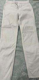 Pantalone stretto bianco con due magliette